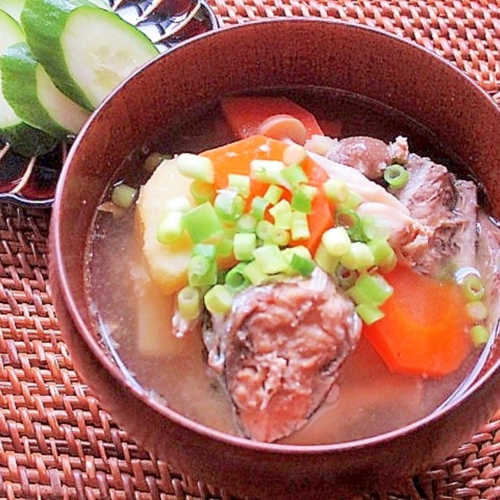 栄養満点！鯖の水煮とじゃがいもの味噌汁